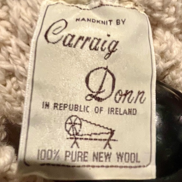 Carraig Donn Traditional Unisex Aran Wool Handknit Pullover Sweater in Cream - Picture 4 of 15